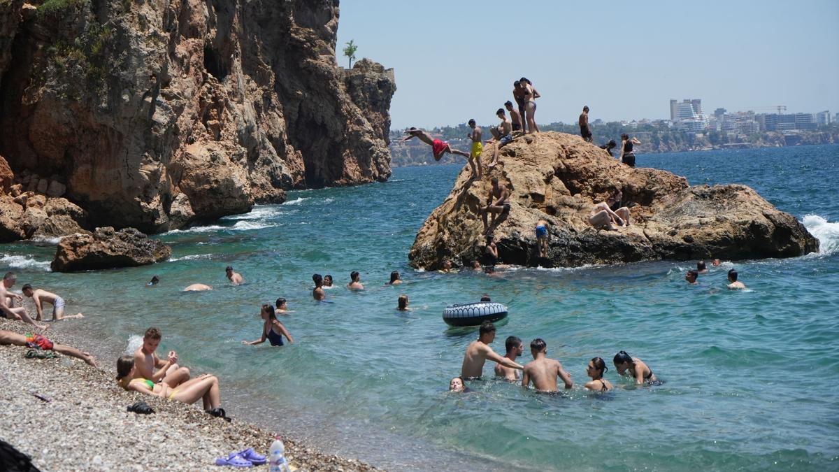 Nem oran yzde 90'lara kt: Antalyallar sahile kotu