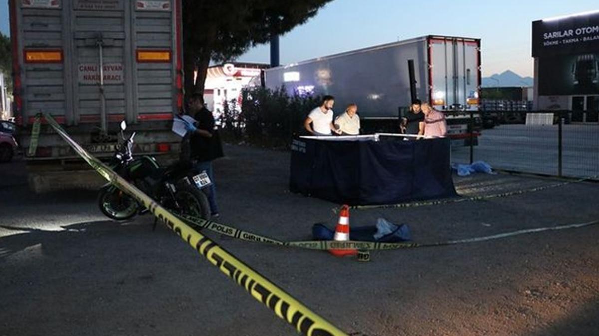 Antalya'da korkun olay: Tartt eski einin boazn kesip banda bekledi