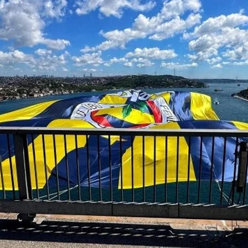 ampiyon Fenerbahe Beko'nun bayraklar, stanbul'da kprlere asls