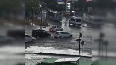 Meteoroloji uyarmt! Erzurum'da balayan saanak sonras yollar gle dnd