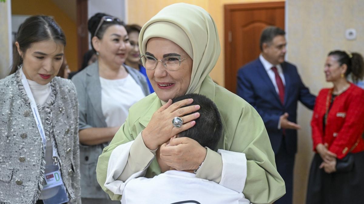 Emine Erdoan, Astana'da yetimhane ziyaret etti