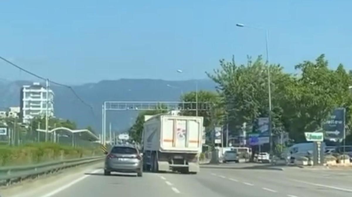 Kamyon ofr ralli pilotunu aratmad! Trafii birbirine katt