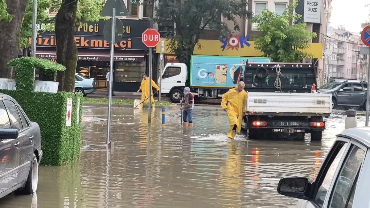 Bursa'da cadde ve sokaklar gle dnd