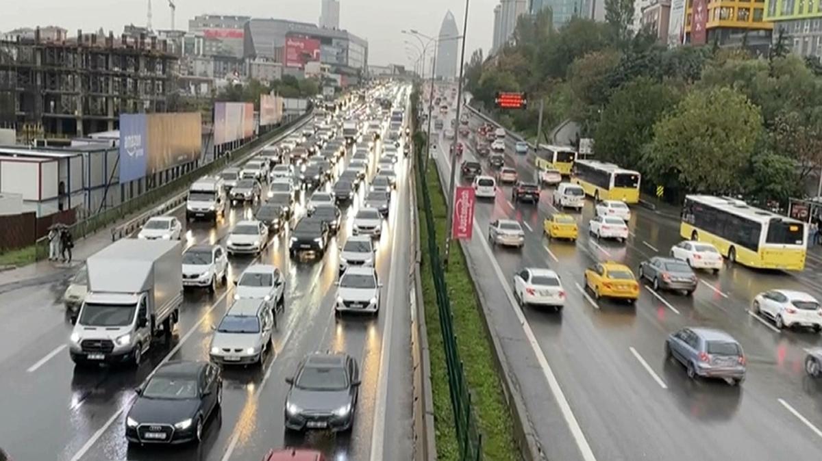 stanbul'da beklenen ya balad: Kaygan yol kazaya davetiye kard