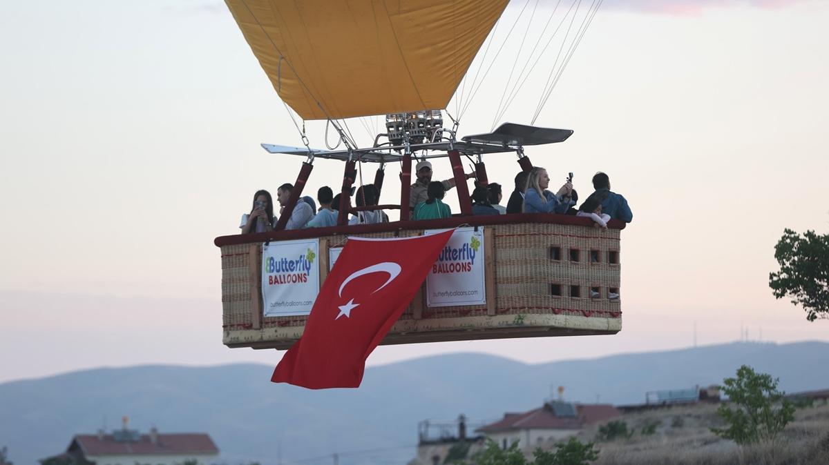 Scak hava balonlar Trk bayraklaryla havaland