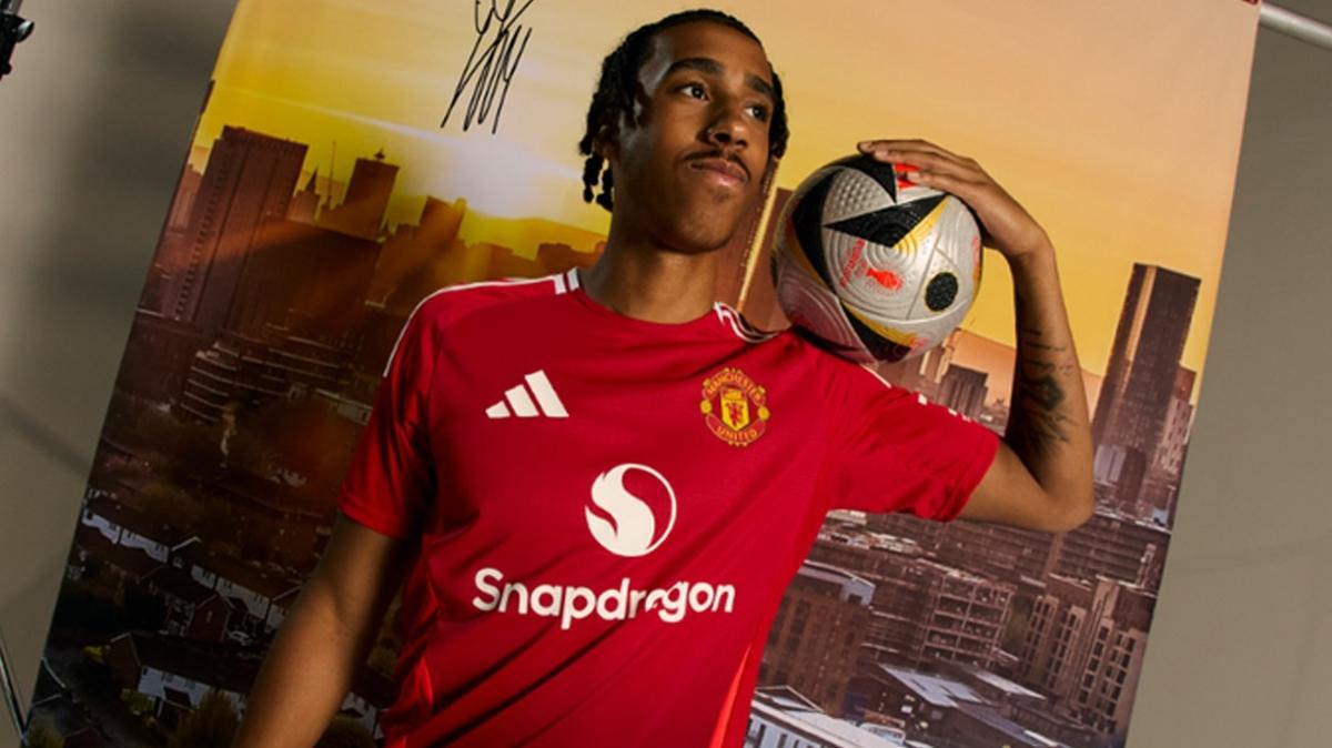 Manchester United, Leny Yoro transferini bitirdi