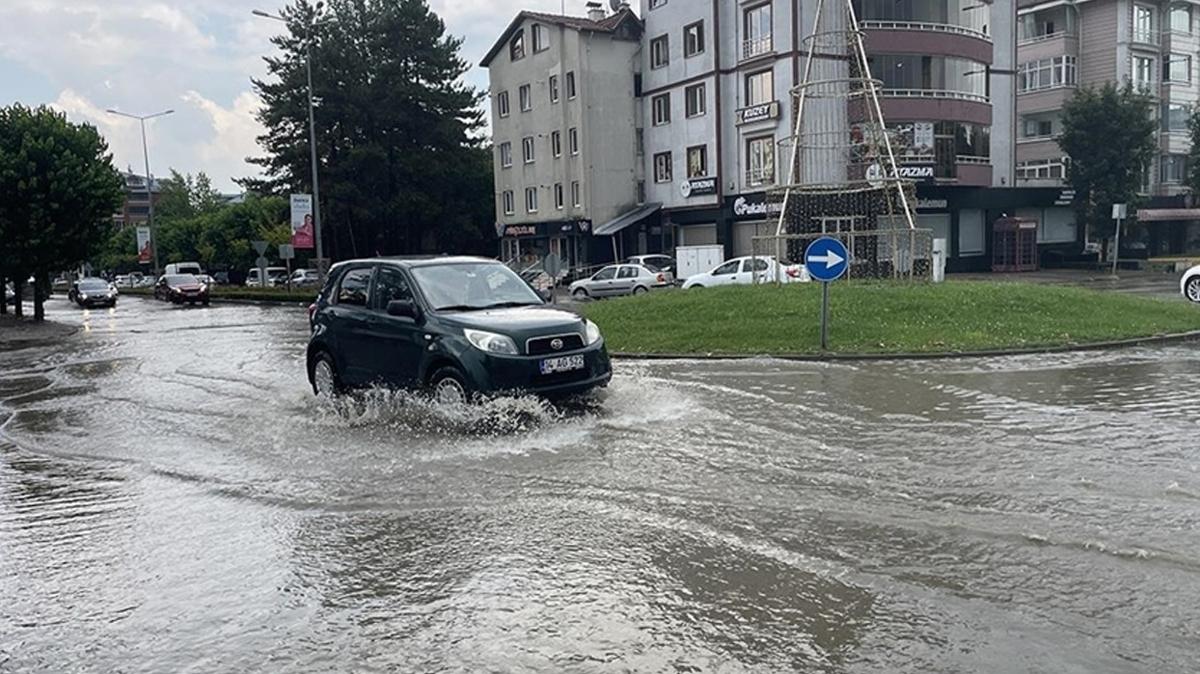 Bolu'da alt geitler gle dnd... Saanak nedeniyle evleri su bast