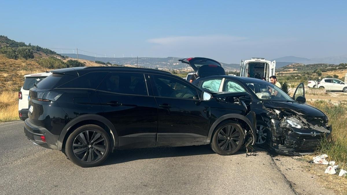 zmir'de iki trafik kazas: 8 yaral
