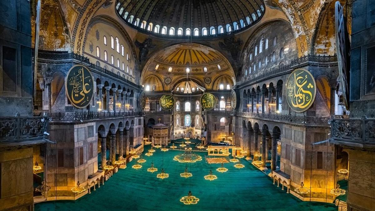 Milyonlar Ayasofya Camii'ne akn etti 