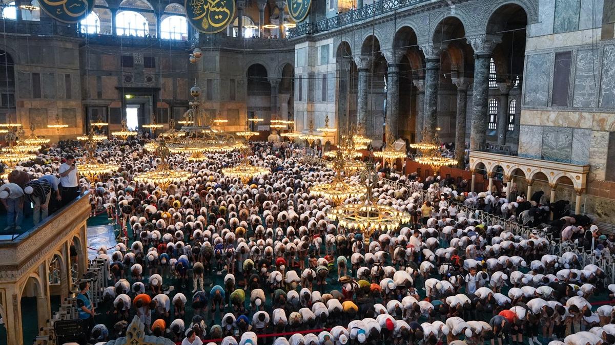 TGVA'nn yaz okuluna giden renciler Ayasofya Camii'nde bulutu