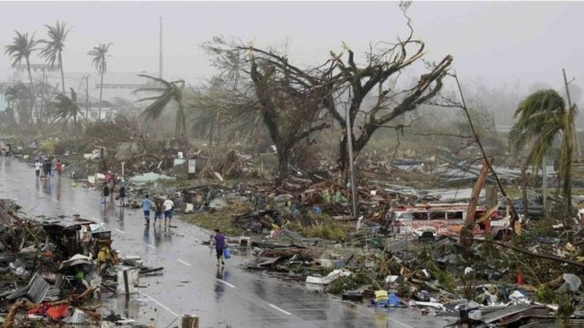 Filipinler felaketi yayor: Gaemi Tayfunu vurdu, yakt tankeri alabora oldu