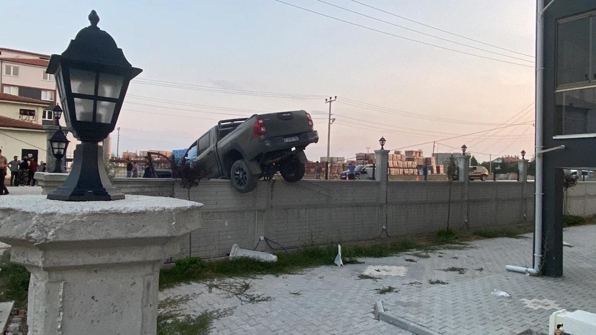 Konya'da elektrik hattna ait beton diree arpan kamyonet, bahe duvarnda asl kald