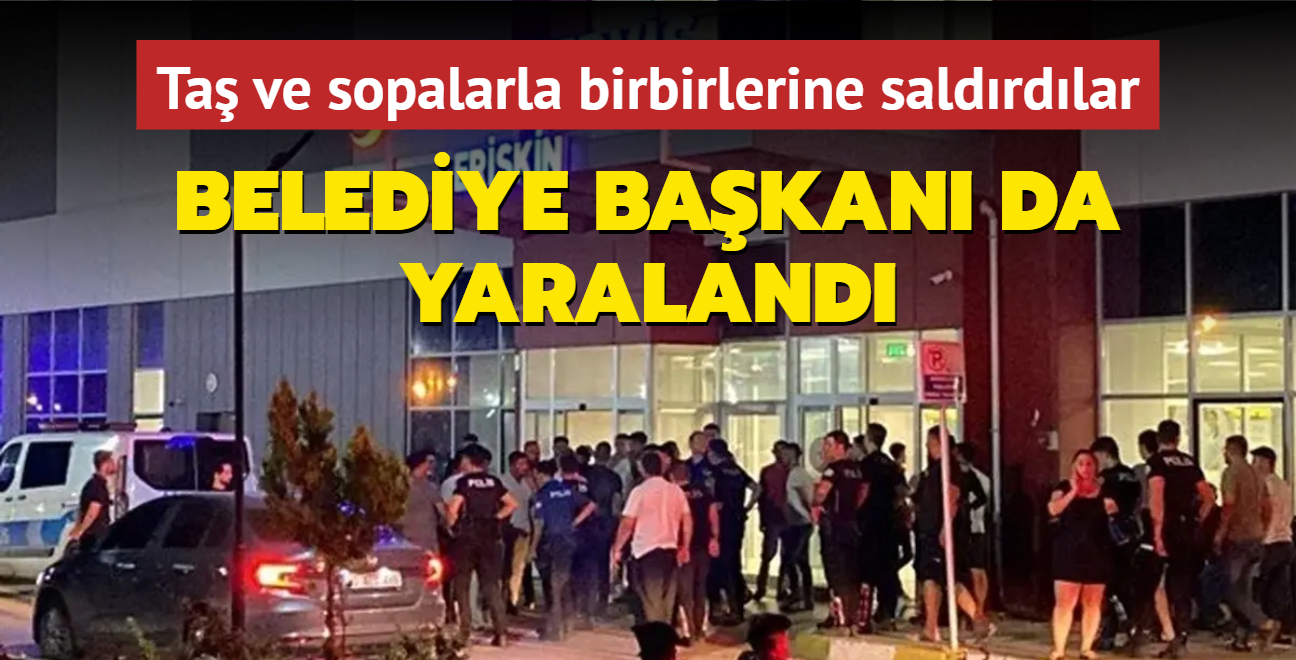 Ta ve sopalarla birbirlerine saldrdlar... Belediye bakan da yaraland