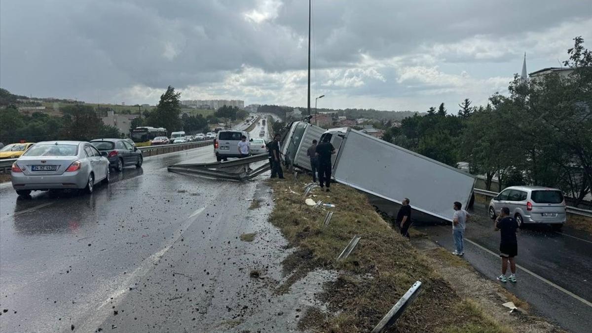 stanbul'da kamyon yan yola devrildi: 1 yaral