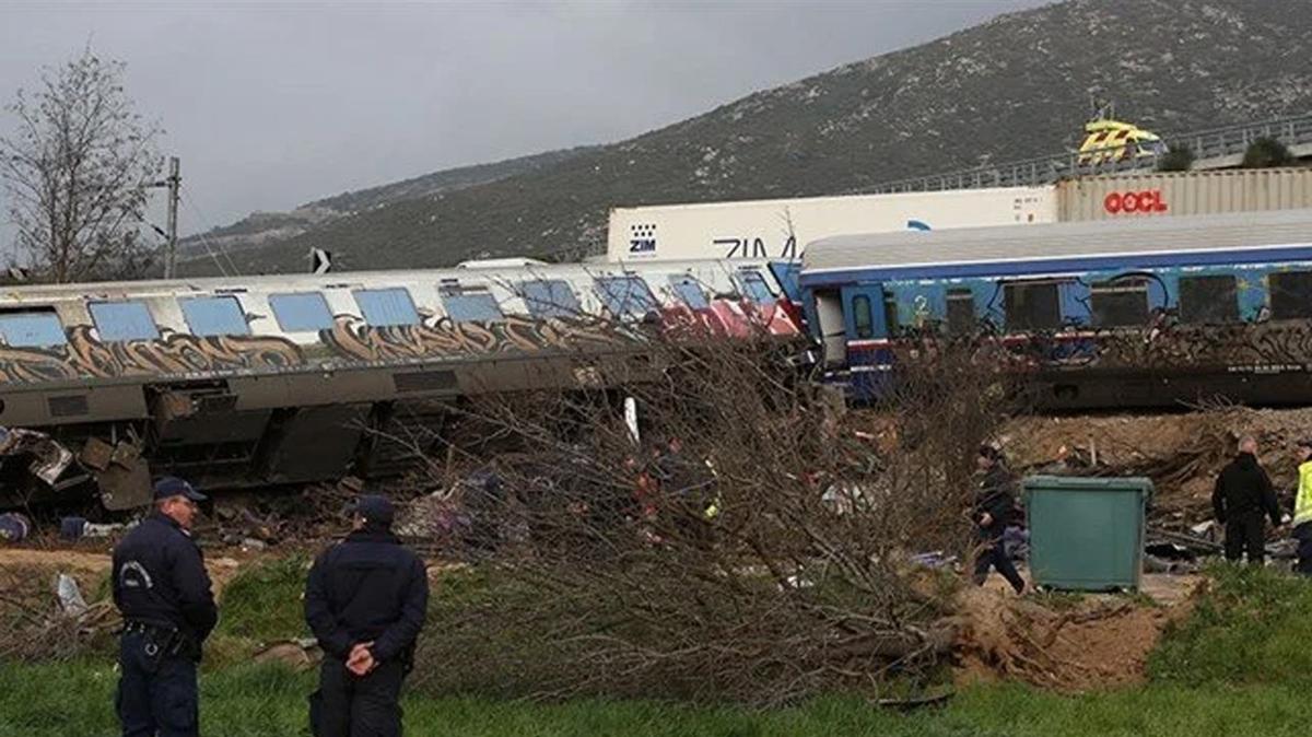 Rusya'da yolcu treni raydan kt: Onlarca yaral var