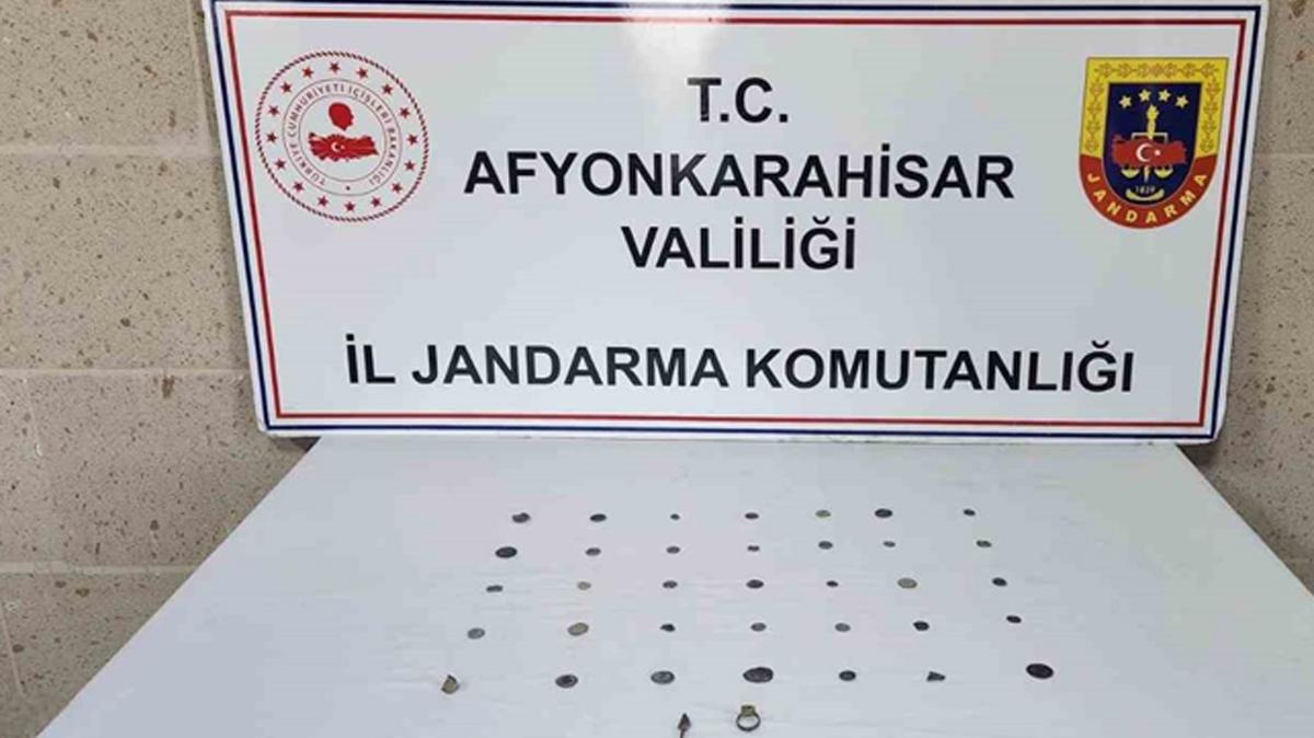 Afyonkarahisar'da tarihi eser operasyonu: 34 adet sikke ile 3 obje ele geirildi