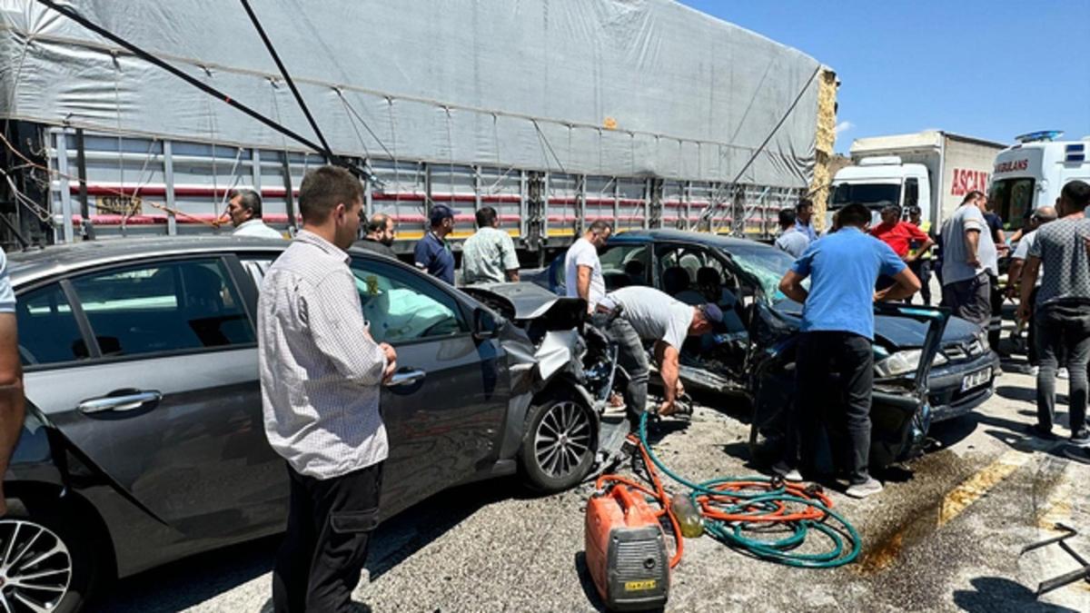 Burdur-Fethiye kara yolunda iki otomobil arpt: 1 l,9 yaral