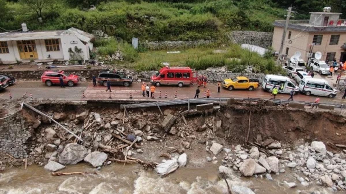 in'de heyelan meydana geldi! 2 kii hayatn kaybetti, 17 kii kayp