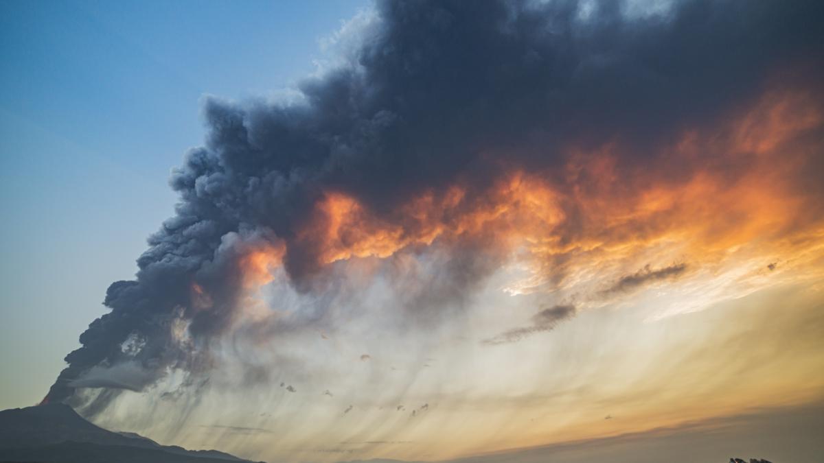 Etna Yanarda lav pskrtmeye balad; uaklara uyar verildi