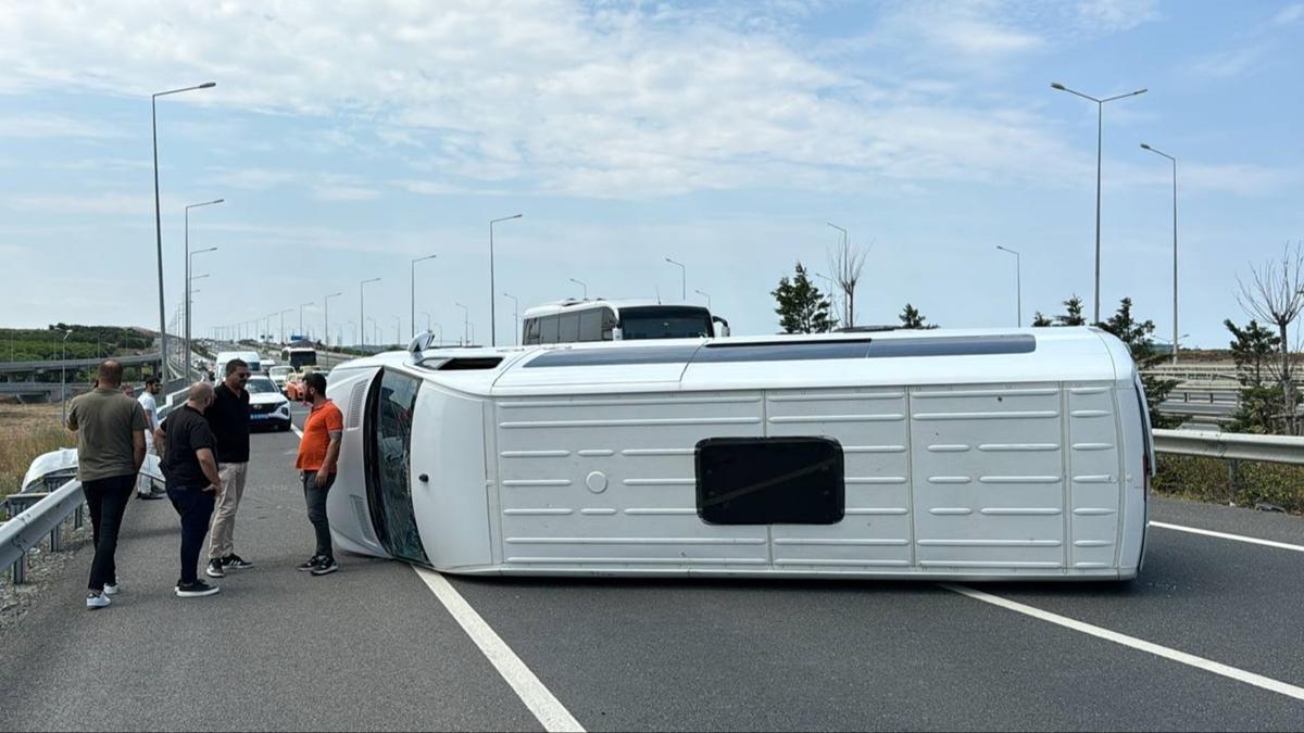 stanbul'da bariyerlere arpan minibs devrildi