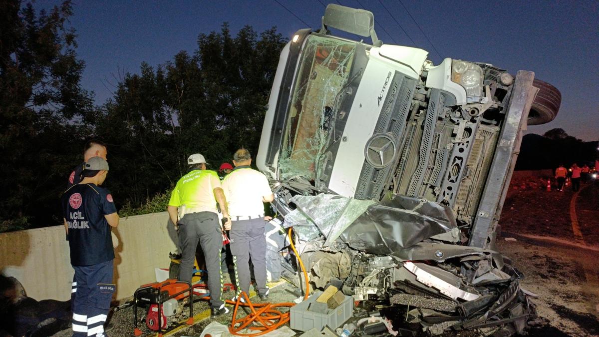 Korkutan kaza! Kontrolden kan tr otobse arparak otomobilin zerine devrildi