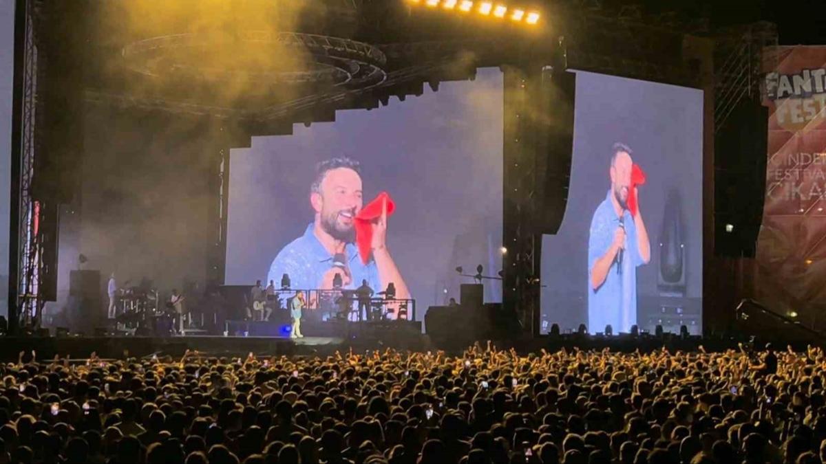 Megastar Tarkan havlusunu dinleyicisine att