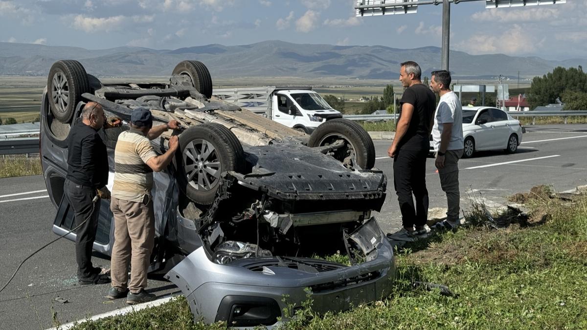 Ardahan'da otomobil ve kamyonet arpt: 3' ar, 7 kii yaral