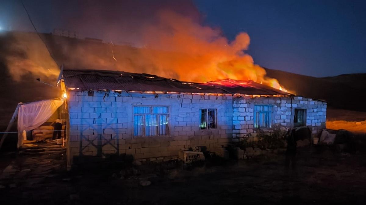 Van'da korkutan yangn! Tek katl ev alev alev yand