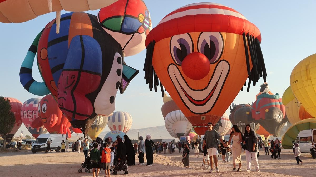 Kapadokya'da figrl scak hava balonlar gkyzn enlendirdi