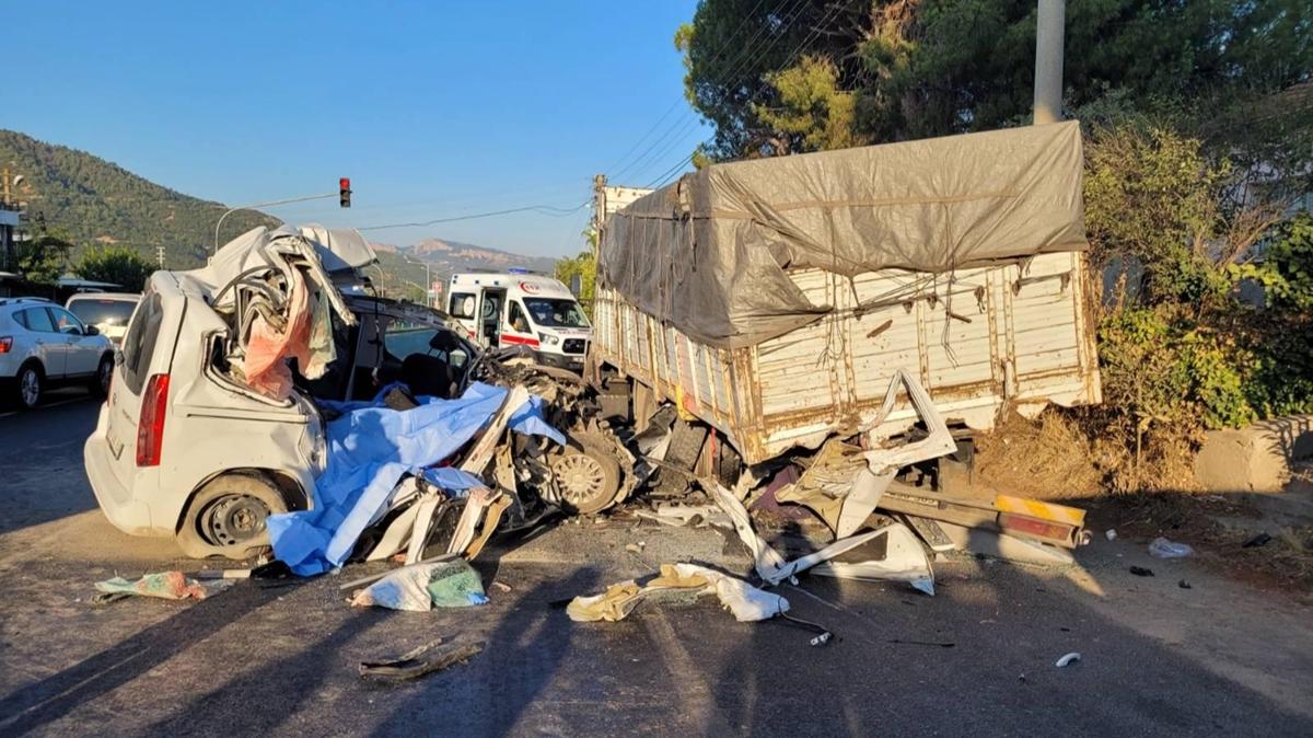 Manisa'da feci kaza: 4 l, 3 ar yaral