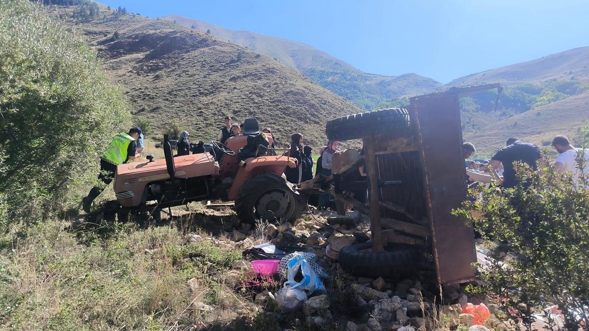 Erzurum'da traktr devrildi: 11 yaral