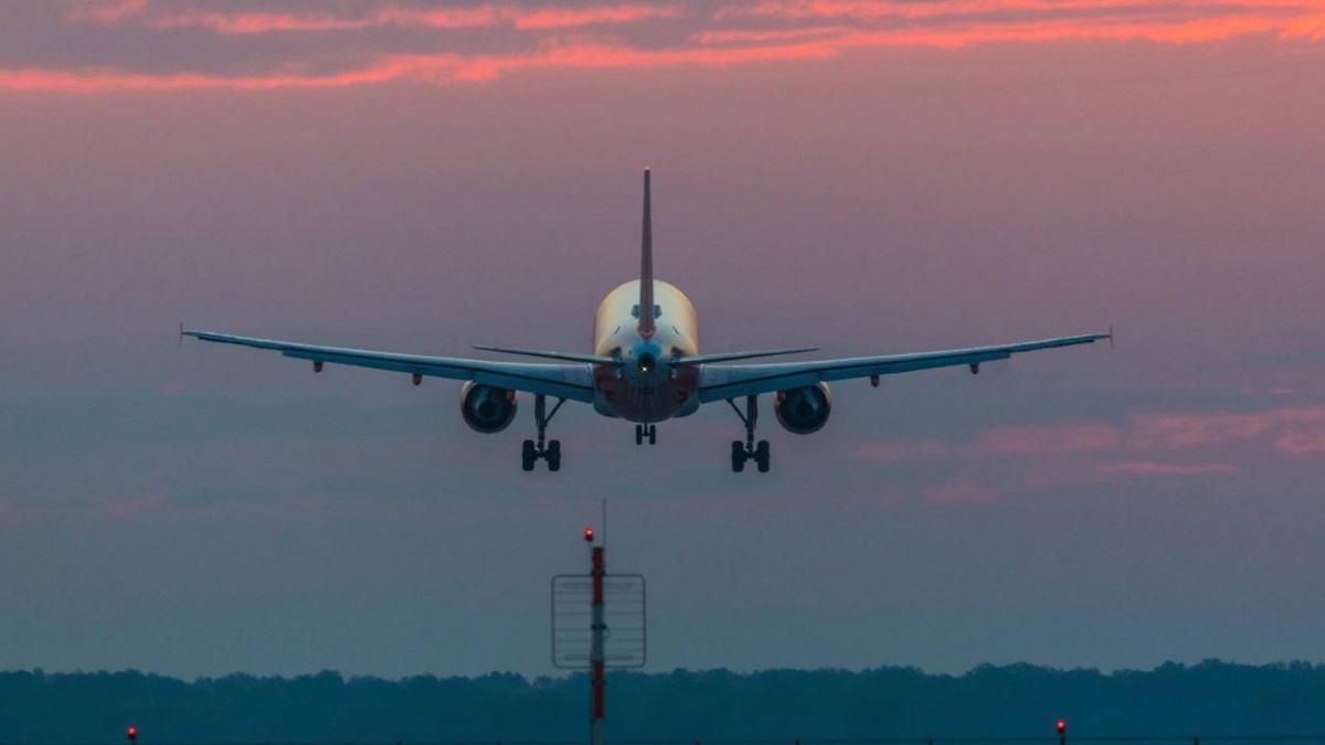 Havada hasta yolcu panii! Midesi kt, kustu. Dikkatli ekilde inebilir miyiz"