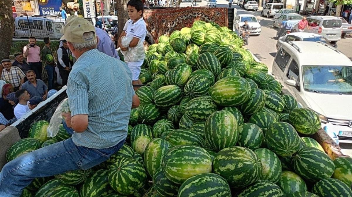 "Biz dattka Allah veriyor" diyen ifti bir tr karpuz datt