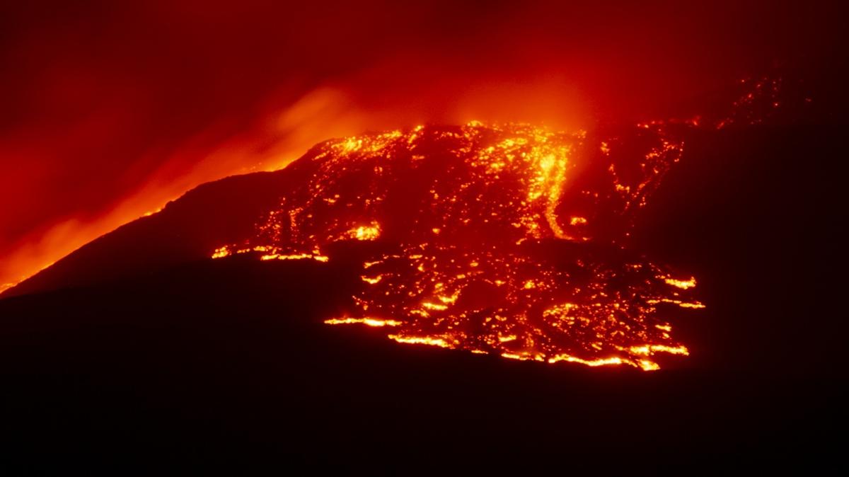 Etna'daki volkanik patlamalar sebebiyle havaliman uua kapatld!