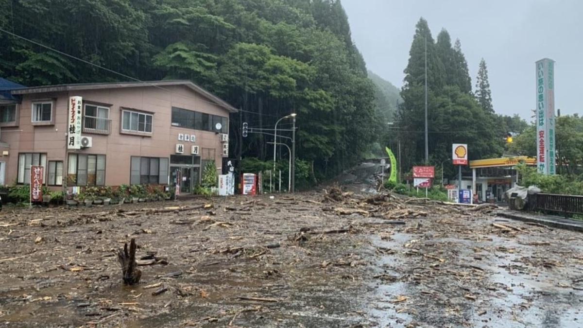 Japonya'da Ampil Tayfunu hayat olumsuz etkiledi!