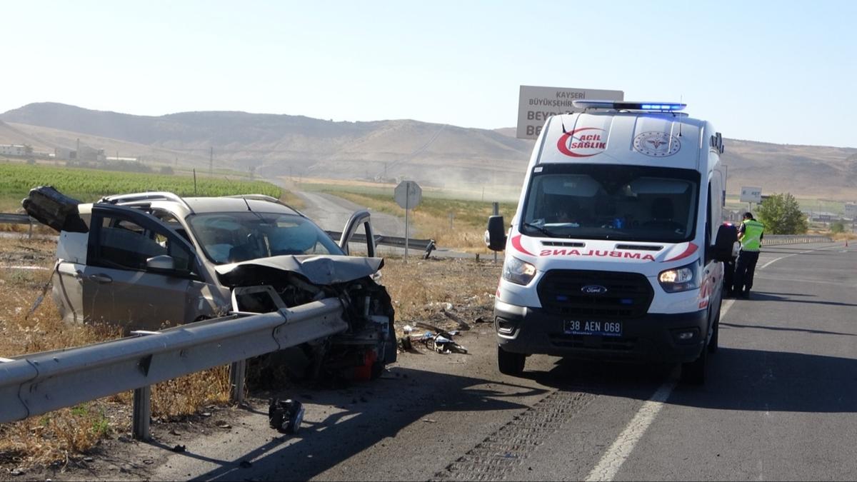 Kayseri'de hafif ticari ara bariyere arpt: l ve yarallar var