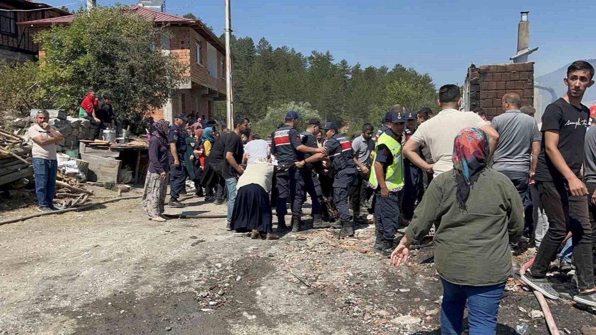 Kastamonu'da 3 ev alevlere teslim oldu: 1 gen hayatn kaybetti