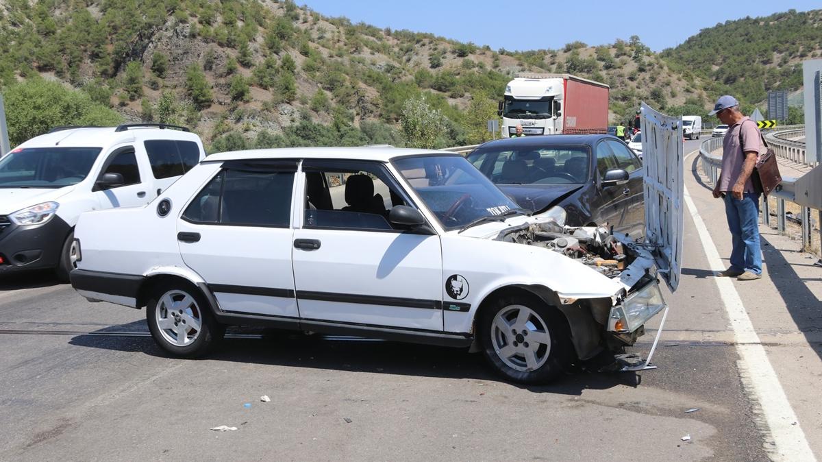 Amasya'da iki otomobil arpt: 3 yaral