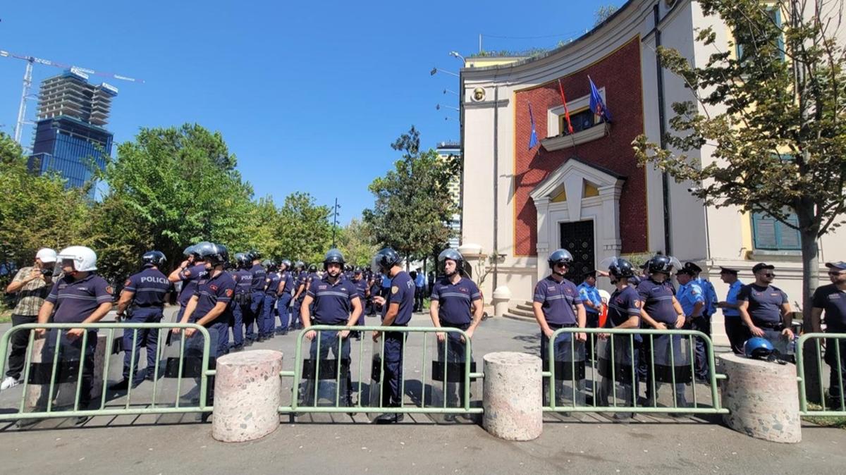 Arnavutluk'ta yolsuzluk iddialar ortal kartrd... Halk protestolara devam ediyor