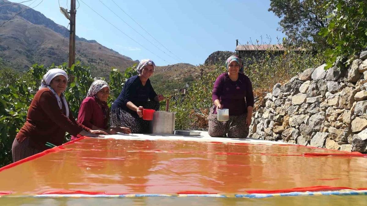 Kan yapc pekmez mesaisi balad! Erzincanl kadnlardan dut pekmezi tarifi