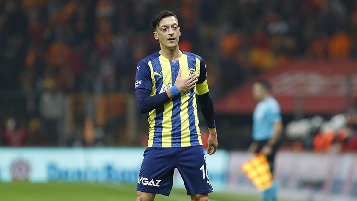 Mesut zil'den byk takdir toplayan hareket! Cami temizliine yardm etti...