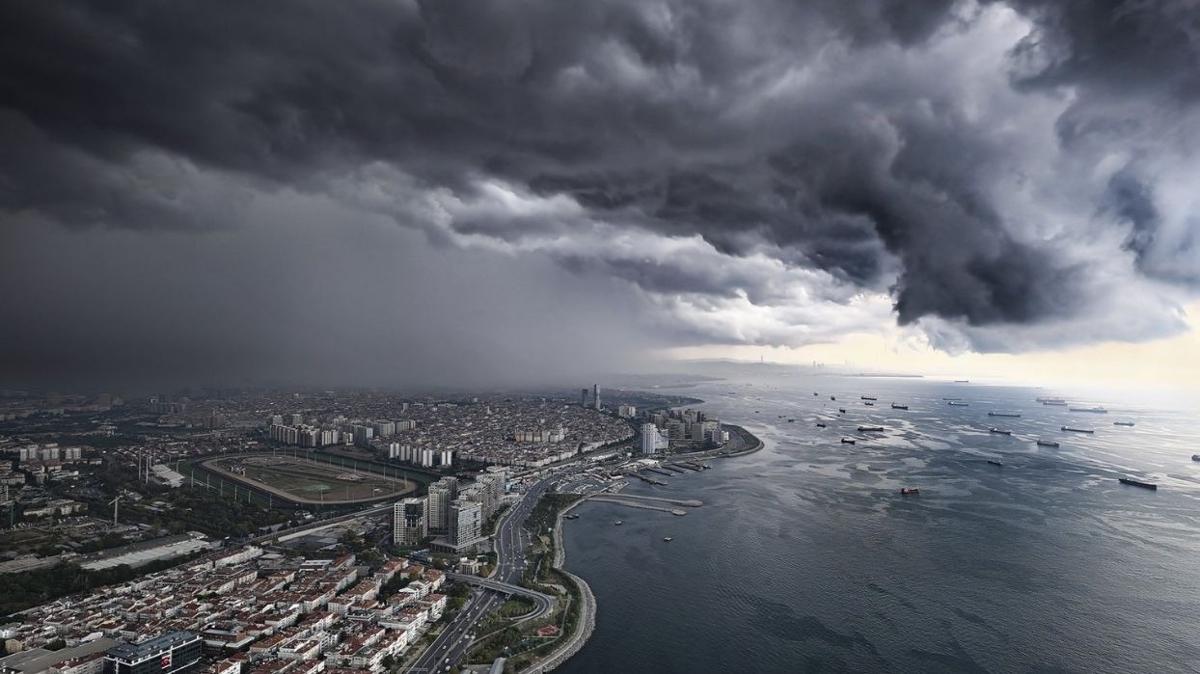 stanbul'da uaklar havada tur atyor... Elektrik ykl bulutlar ulama engel oldu