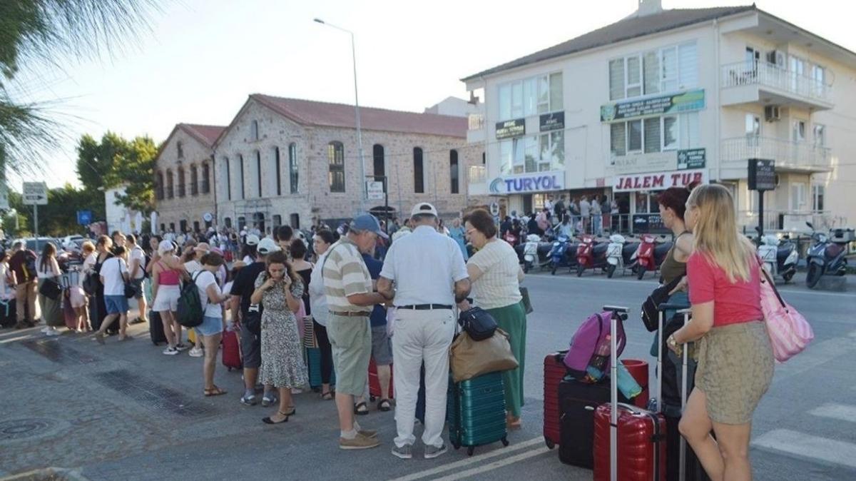 Tatilciler yine kuyrukta... Midilli Adas'na geilerde younluk yaanyor