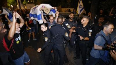 Netanyahu ve hkmetine tarihi isyan! srail polisinden gstericilere mdahale