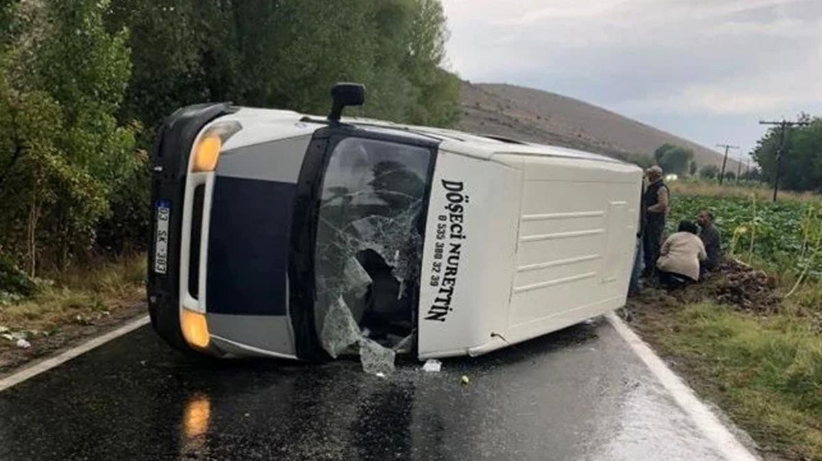 Afyon'da iileri tayan minibs devrildi