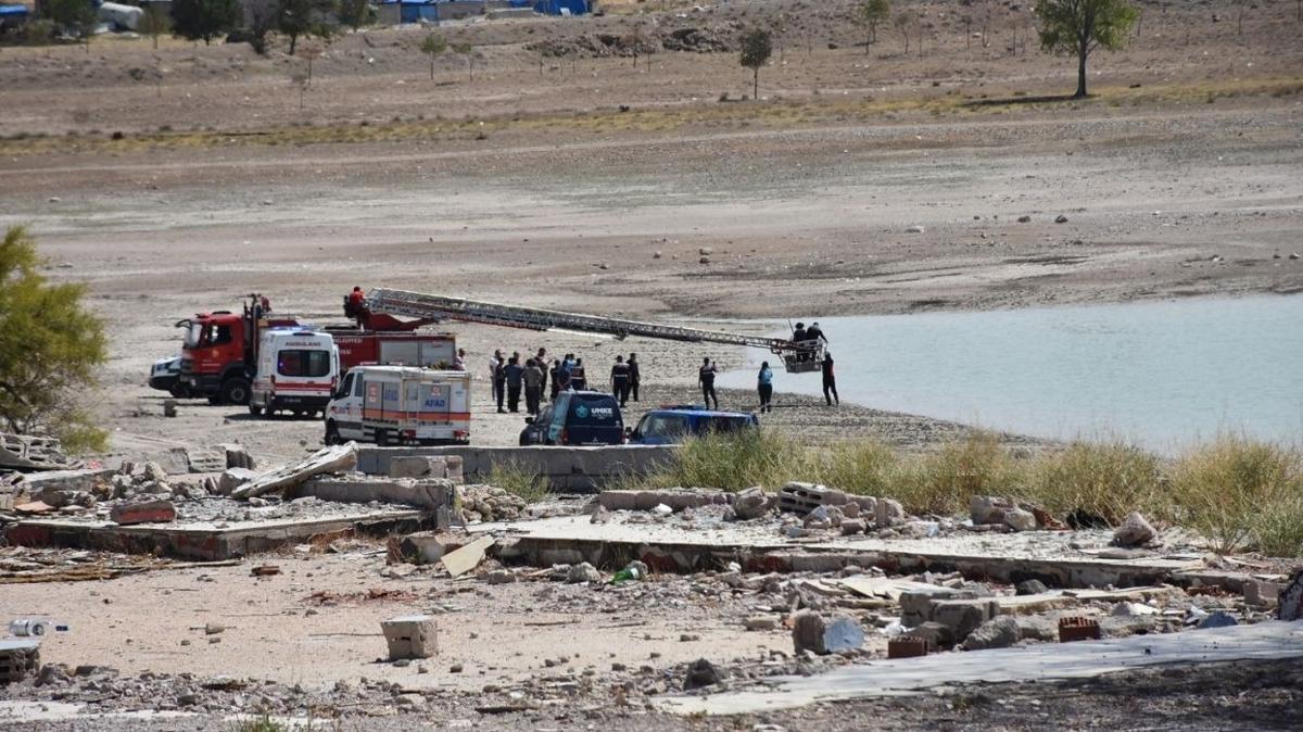 Baraj glnde cesetleri bulunan baba kz topraa verildi... Soruturma sryor