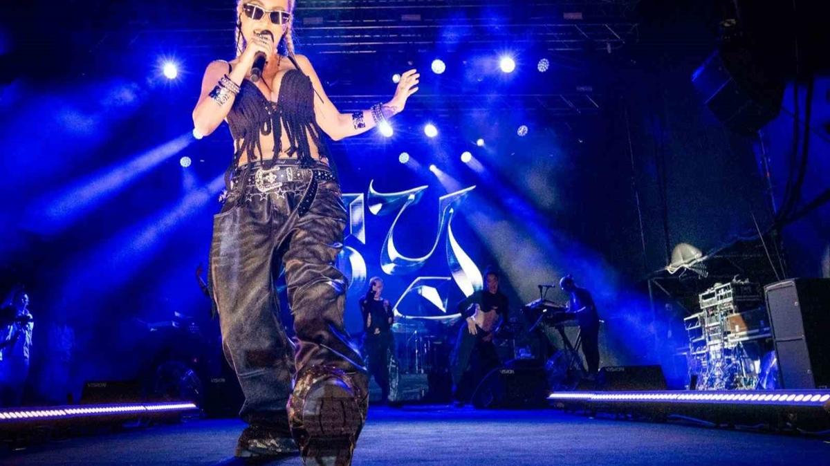 Hande Yener zmir'deki fuarda konser verdi