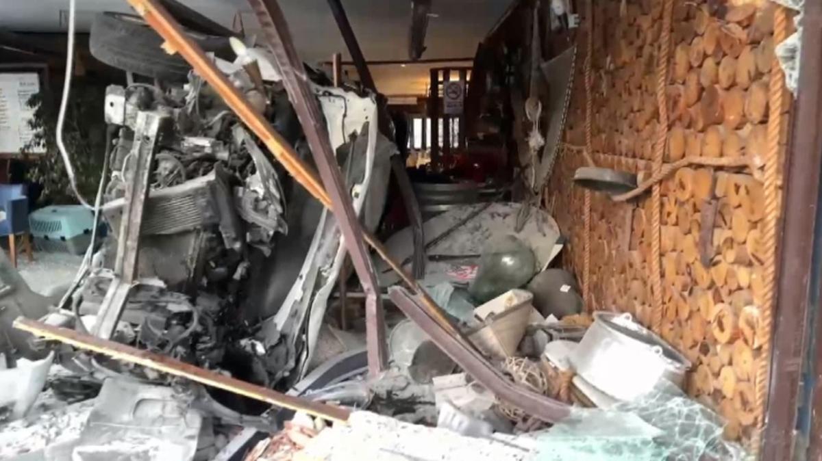Arnavutky'de otomobil restorana girdi: 4 yaral
