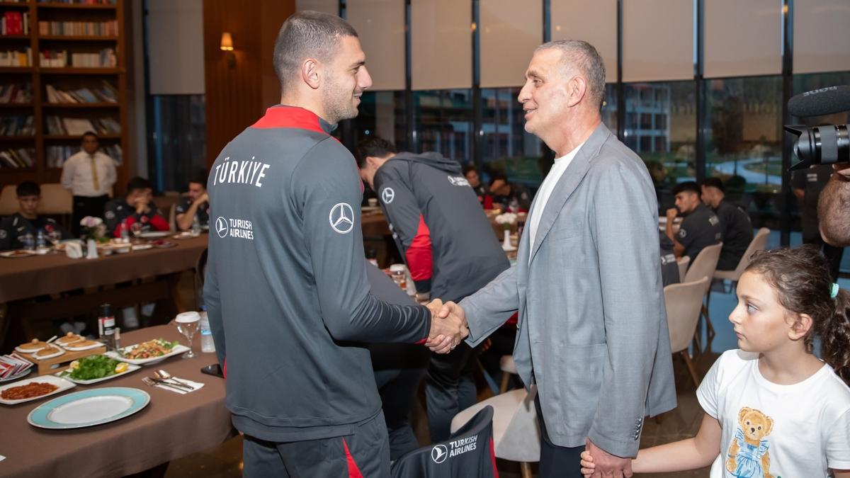 TFF Bakan Hacosmanolu, A Milli Takm ile yemekte bulutu