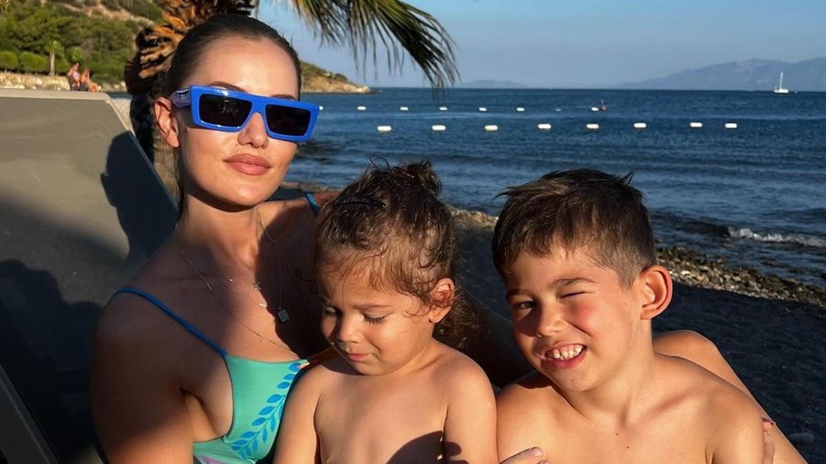 Fahriye Evcen oullar ile tatil pozunu paylat